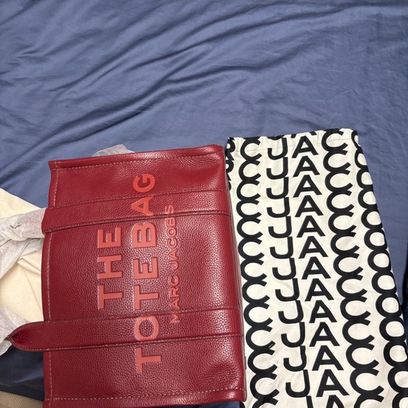 THE LEATHER MEDIUM TOTE BAG - Picture 7 of 8